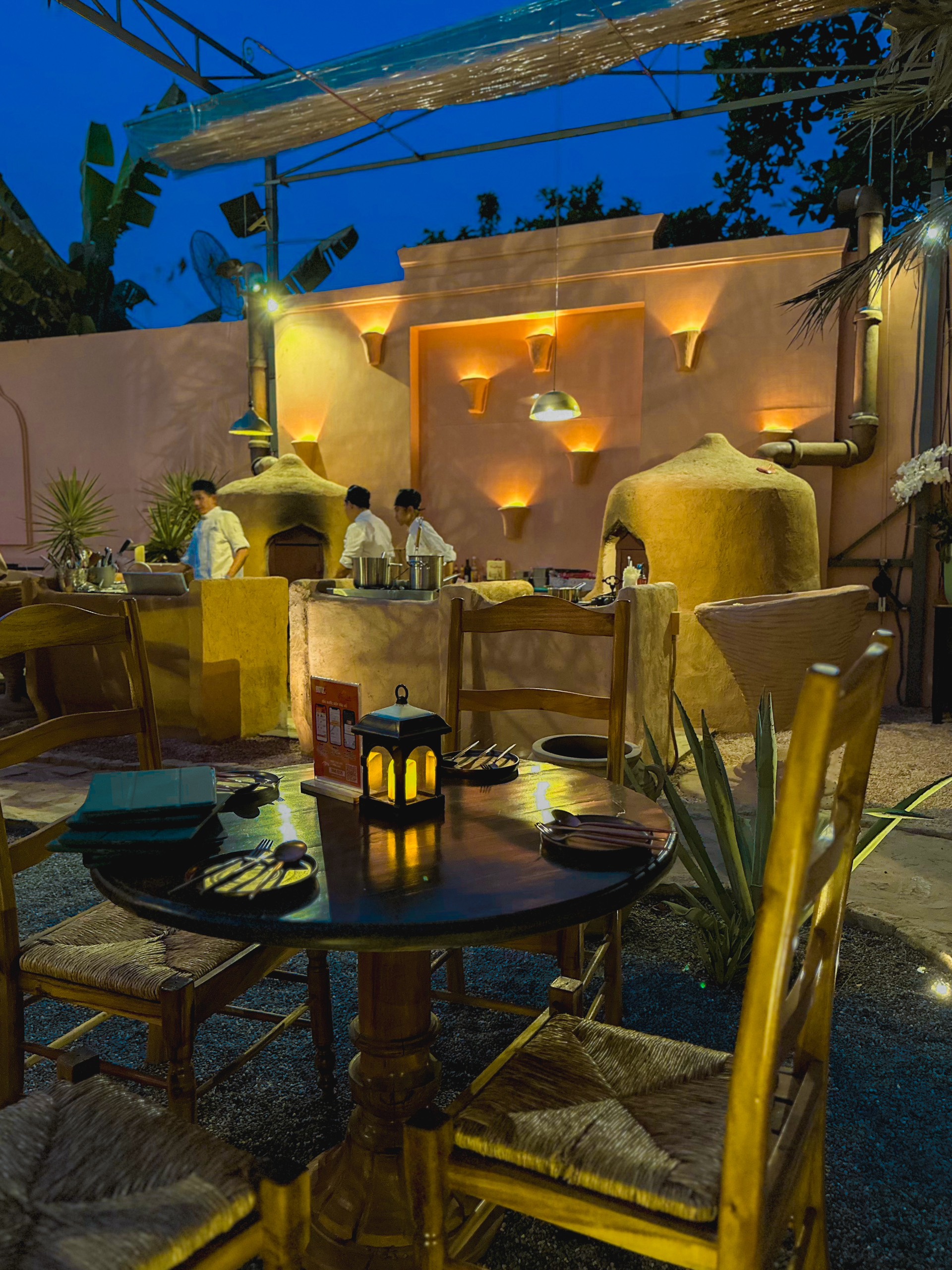 Alibaba Kitchen - Nhà hàng view sông Sài Gòn về đêm