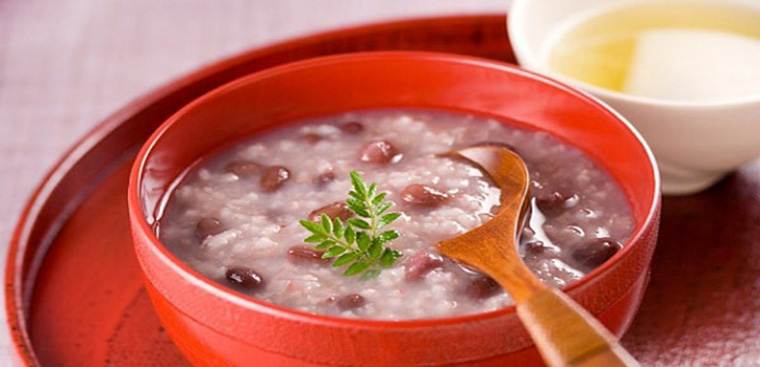 Cháo đậu đỏ là món ăn bổ dưỡng, lành tính cho người bệnh sau phẫu thuật 