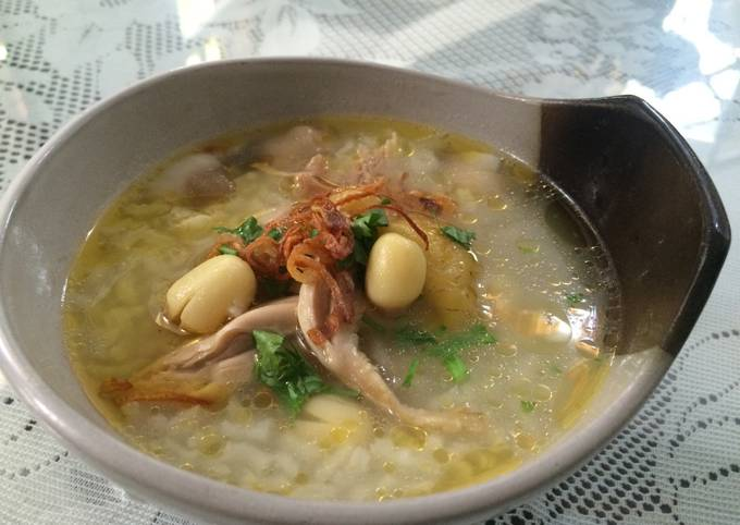 Cháo gà hạt sen giúp người bệnh bồi bổ cơ thể, cải thiện chứng mất ngủ cho người bệnh 
