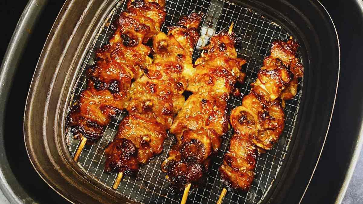 Nên phết 1 lớp dầu mỏng khi chế biến các món nướng bằng nồi chiên không dầu
