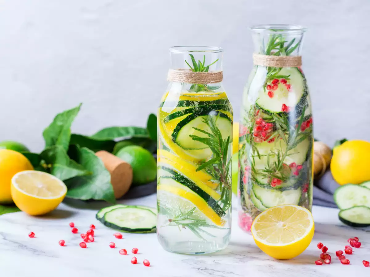 Nước detox là thức uống healthy có nguyên liệu chính là trái cây, rau củ và nước lọc