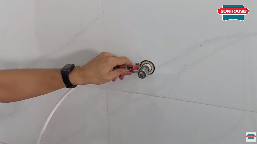Tháo đường ống dẫn nước đầu vào của máy rồi dùng cọ nhỏ, dài để vệ sinh toàn bộ bụi bẩn, tạp chất bám bên trong đường ống
