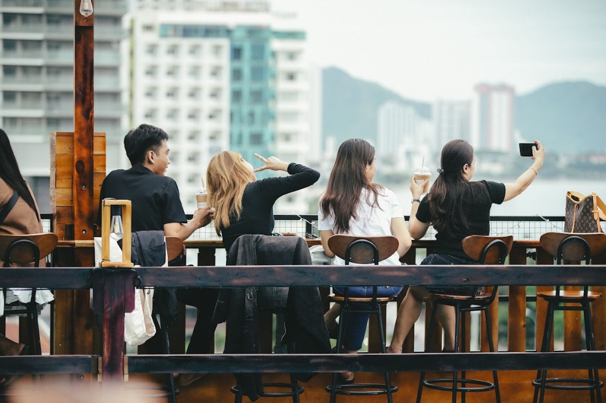 Khách check in tại quán cafe view biển Nha Trang từ trên cao