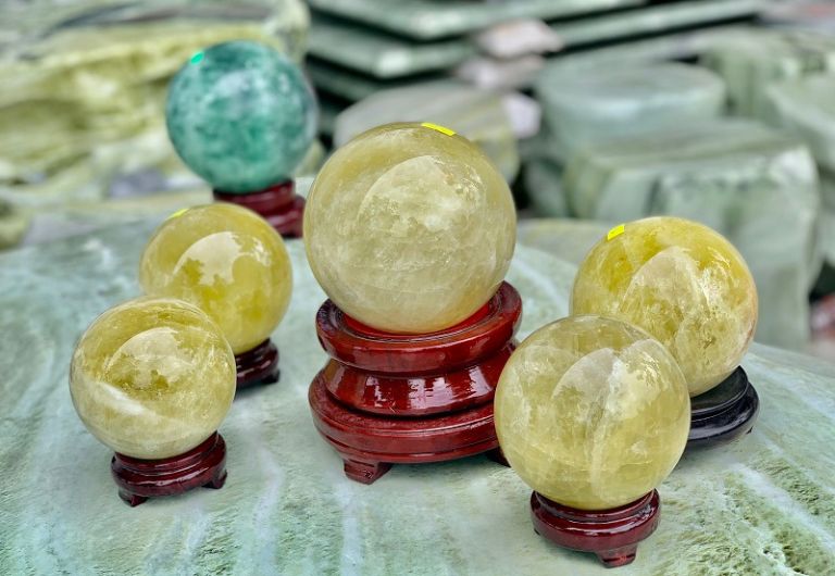 Tuổi Ngọ hợp đá phong thủy nào